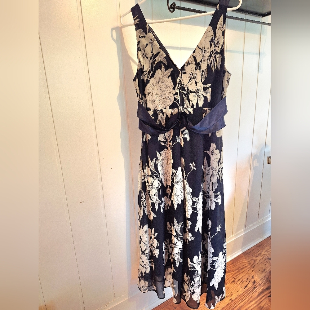Jones Wear Navy Blue and Cream Floral Midi Dress Size 16 Very Good Condition - Picture 3 of 4